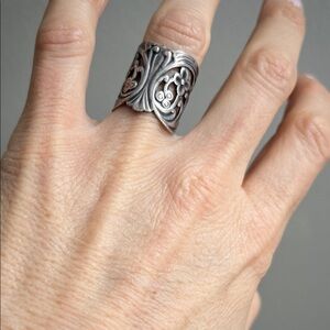 Elegant Silver Filigree Women's Ring